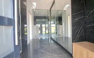 Casa cu piscina interioara si priveliste catre Cetatea Cisnadioarei - Poză 12