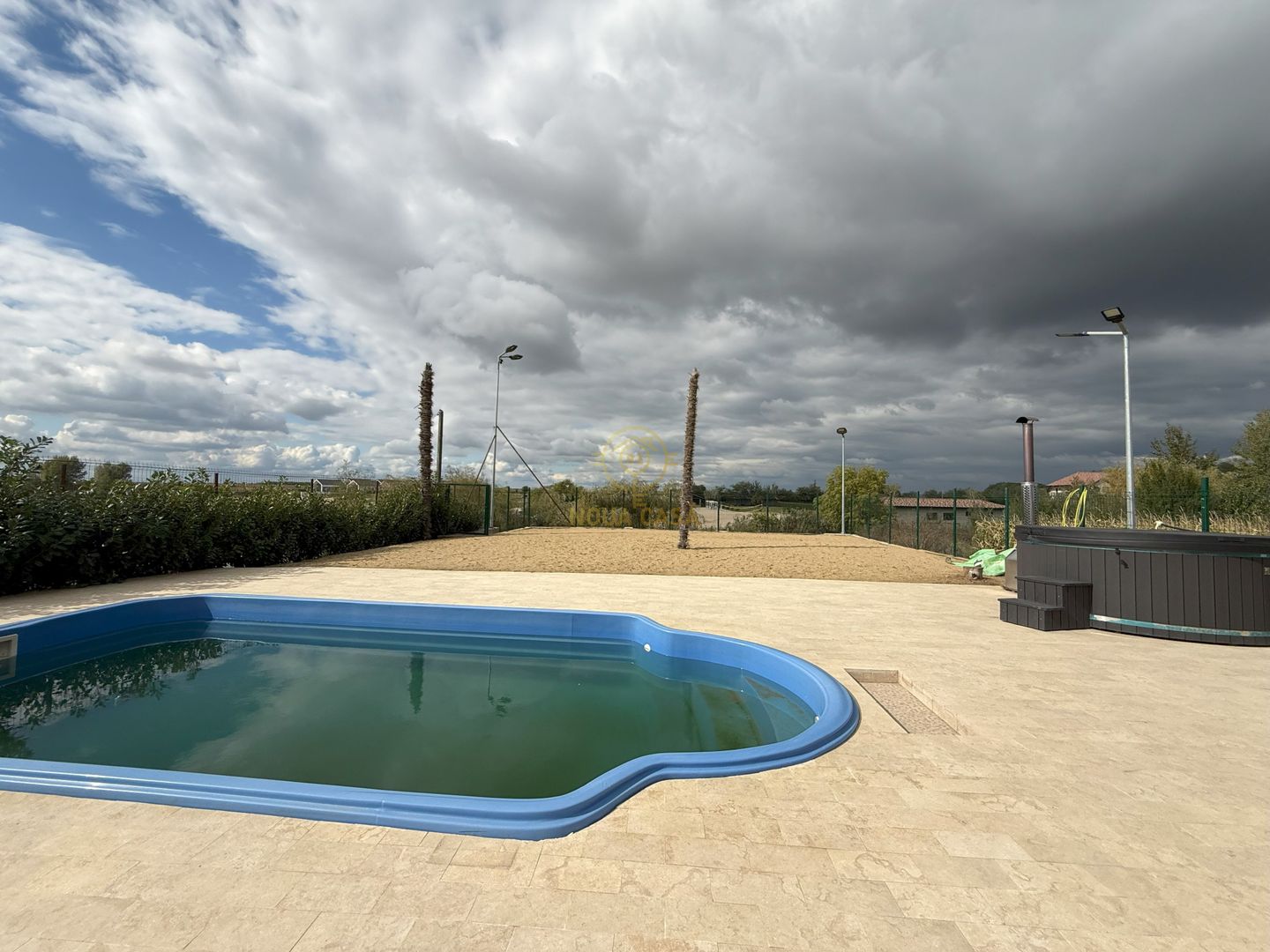 Vila de vanzare in APA-NORD  cu 2 Piscine/Zona de Relaxare/Acces lac - Poză 4