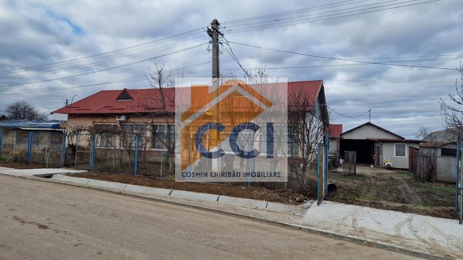 Se oferă spre vânzare / închiriere clădire cu spațiu comercial - Poză 11