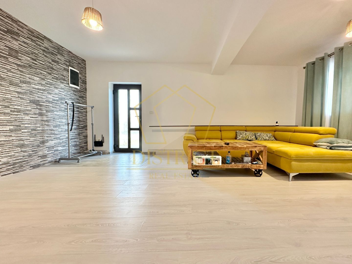 Duplex cu 4 camere si dressing mobilat in Giroc zona Planetelor la asfalt. - Poză 3