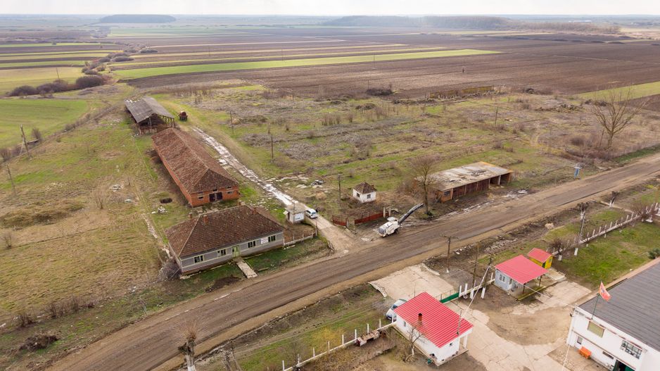 Fermă cu teren intravilan de 35000 mp în Mișca - Poză 26