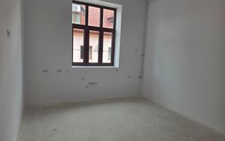 Apartament renovat 3 camere 2 bai 85 mp si pivnita  în zona Central - Poză 2