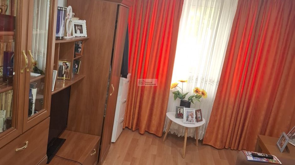 Apartament 3 camere,etaj 3/3,  renovat,65000 euro neg, Policlinica 2 - Poză 3