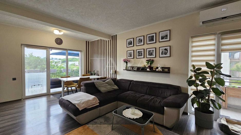 Apartament modern cu terasă generoasă și priveliște superbă. - Poză 2