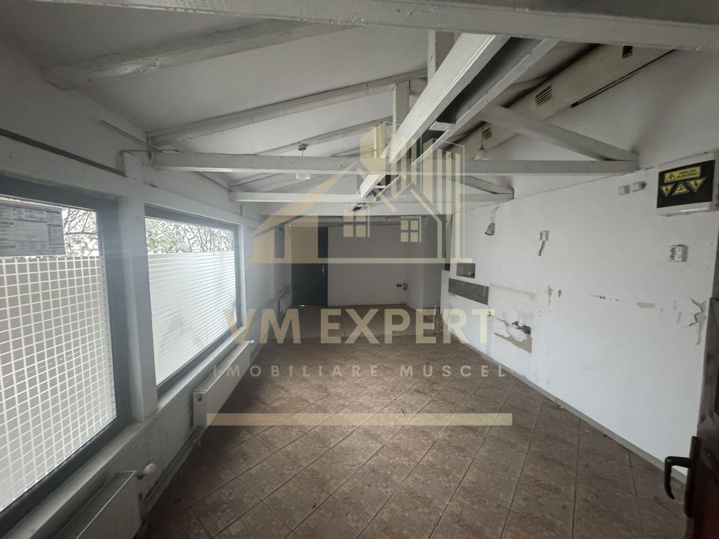 SPATIU COMERCIAL CAMPULUNG ZONA CENTRALA - Poză 8