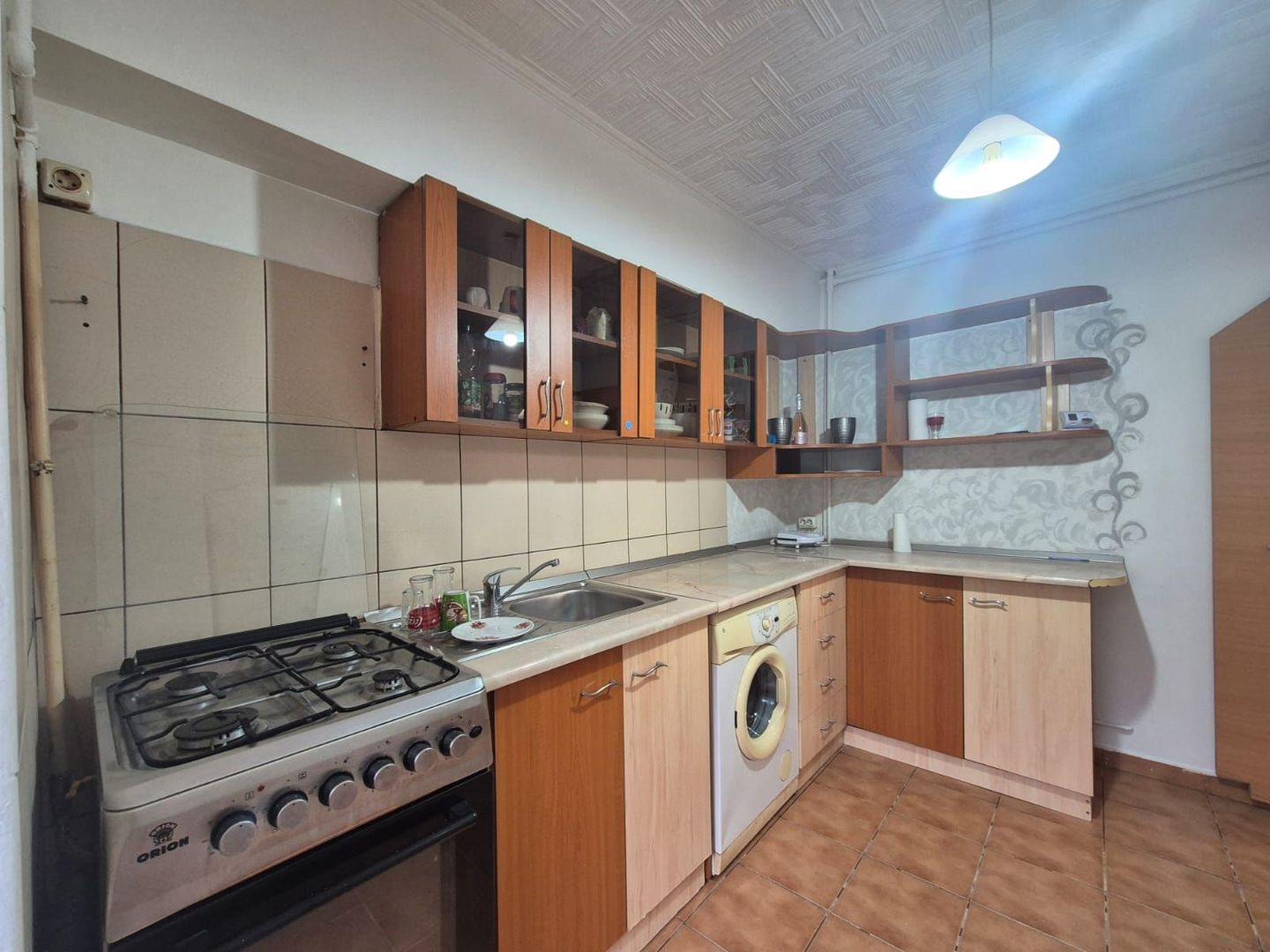 Intrare  Răcădău, apartament mobilat, liber la vânzare, însorit - Poză 8