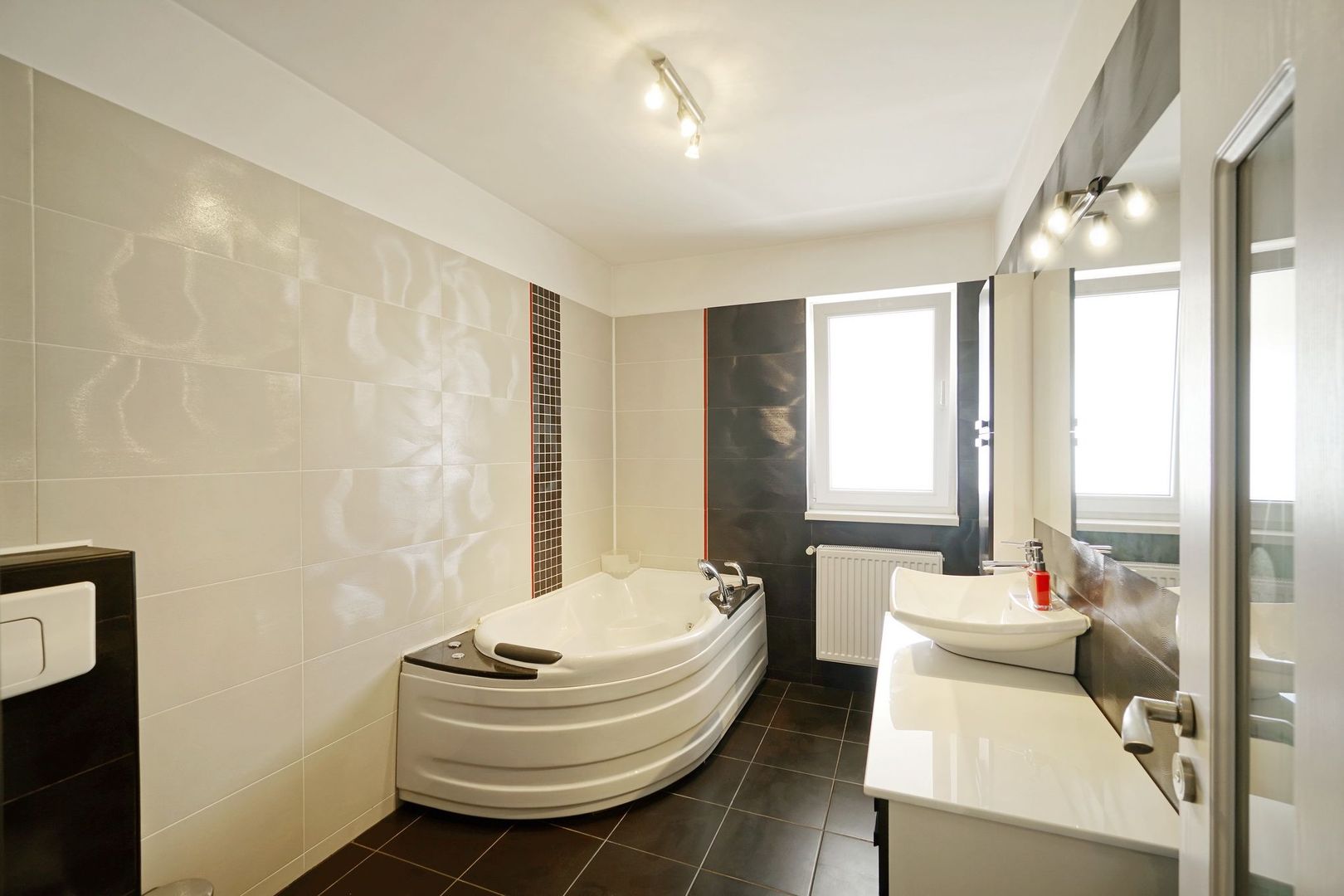 Brancoveanu  P+2, 8 cam, 6 dormitoare, 6 bai, 3 garaje teren 650 mp - Poză 29