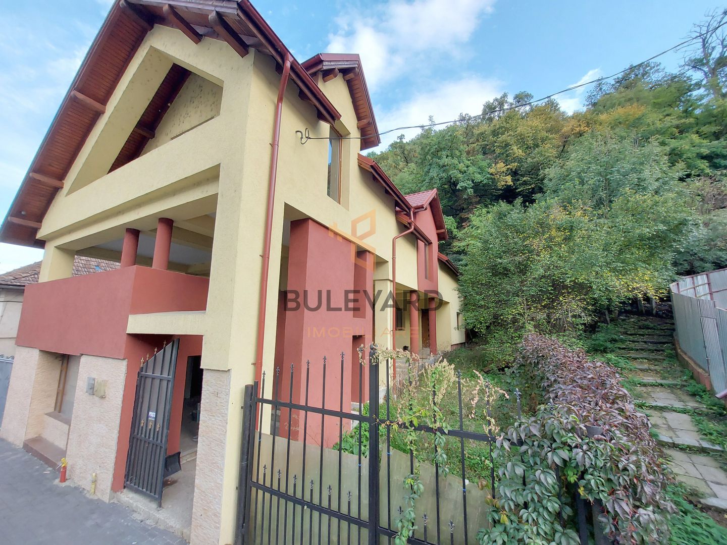 Casa individuala+ birou/spatiu comercial pe Strada 1 Mai! - Poză 1