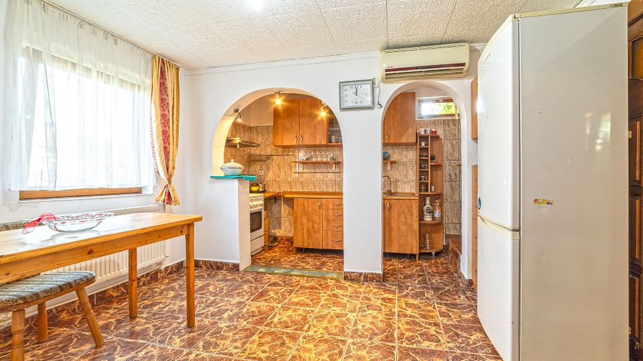 Vandut Apartament cu doua camere, central, la parter. - Poză 3