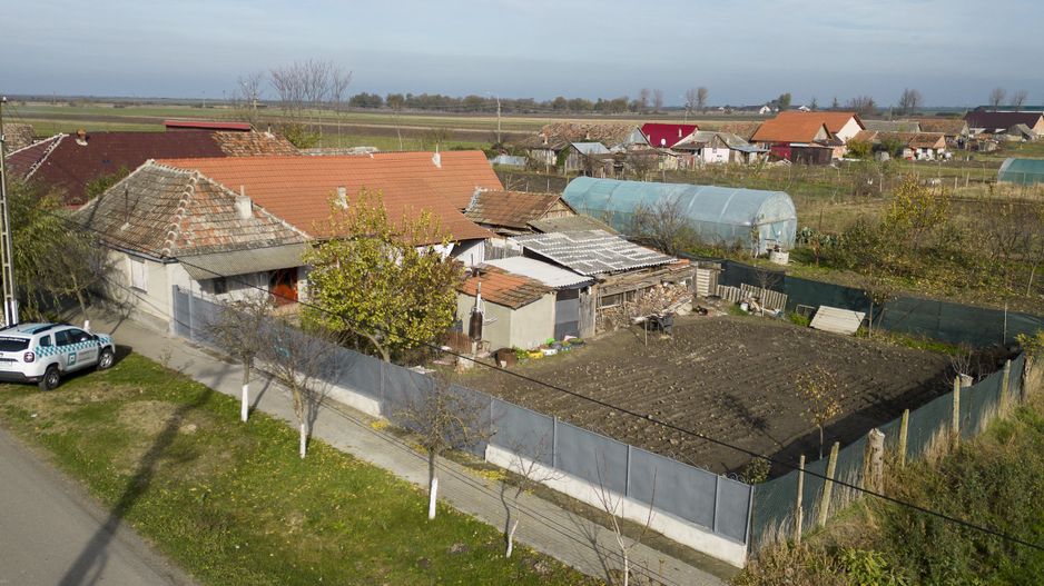 Casă cu front stradal generos Șeitin, județul Arad - Poză 2