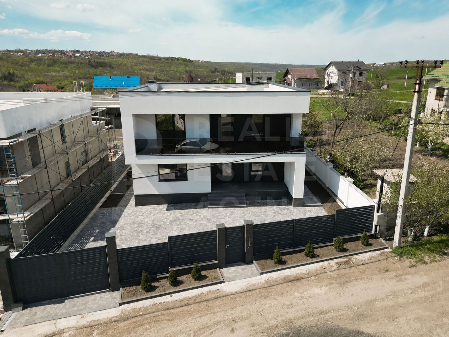 Vânzare, Hi-Tech, 2 nivele, 4 camere, strada  A. Lăpușneanu, Budești - Poză 1