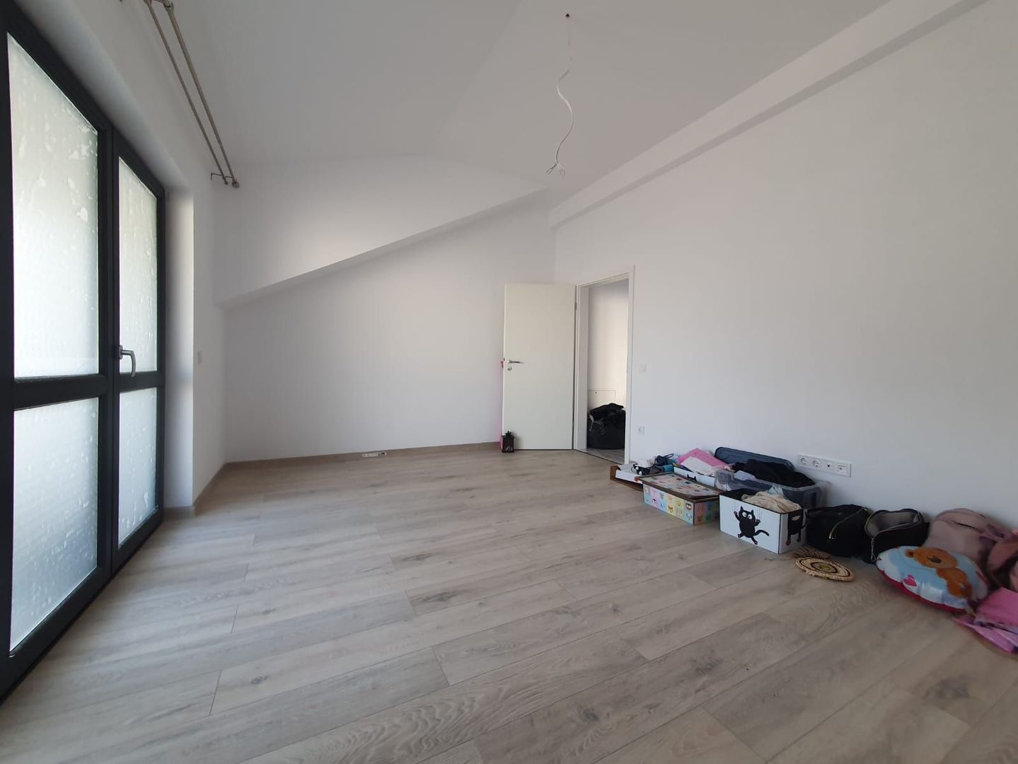 Locuință modernă, 2 camere decomandate, bloc tip vilă, Sânpetru - Poză 9