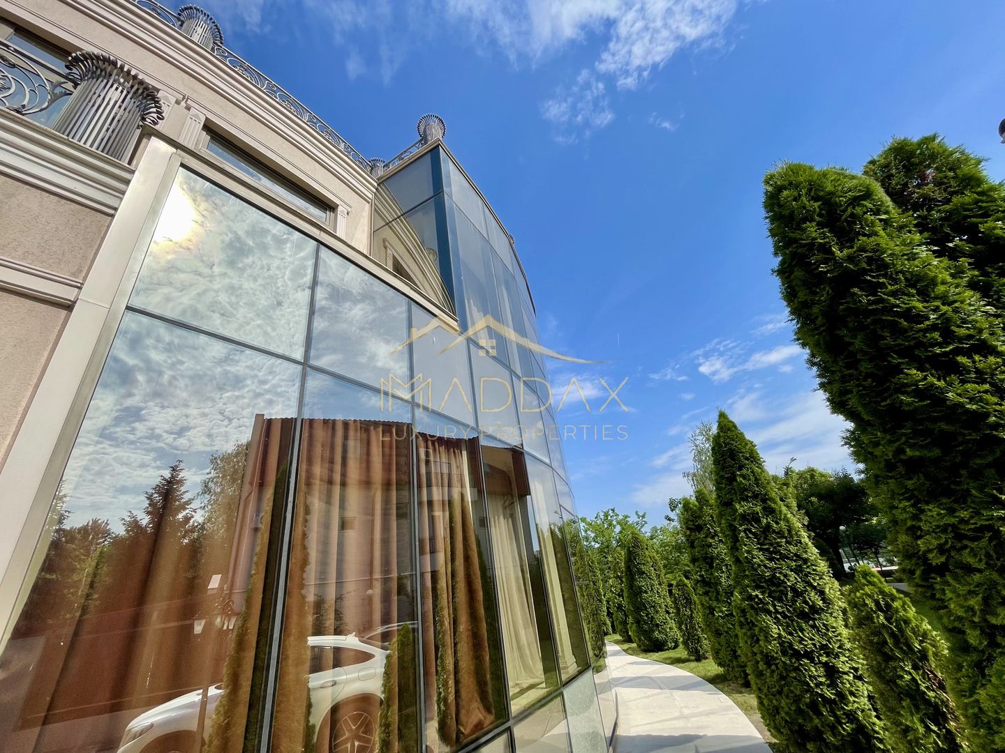 Impressive Villa *1500 SQM usable* 2613 SQM land / Open to the lake - Poză 3