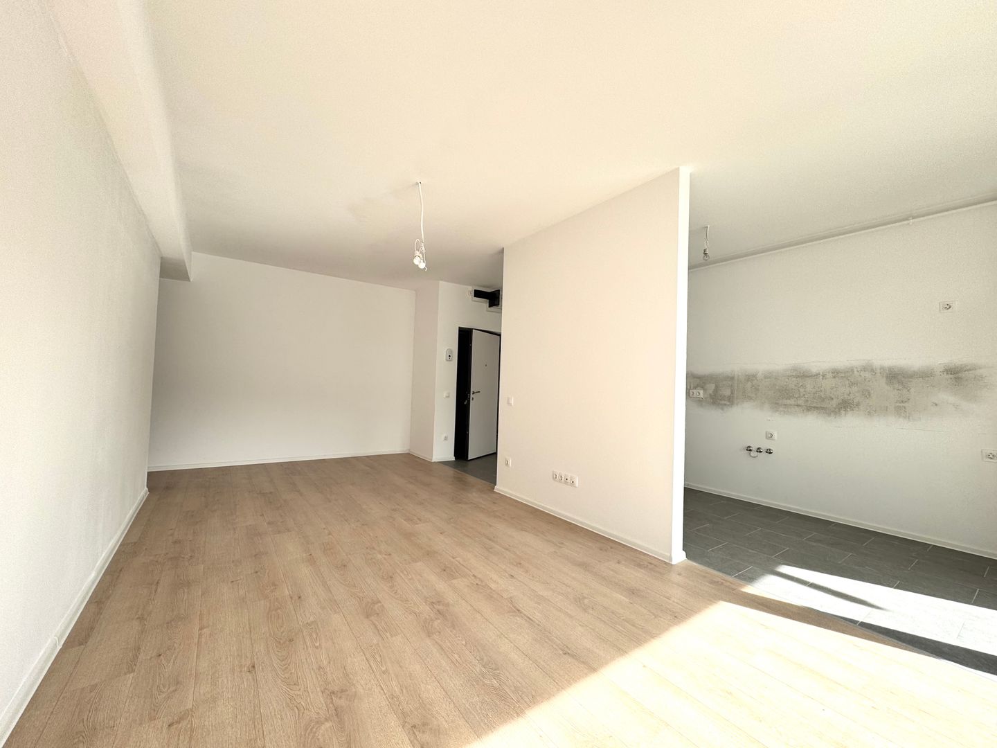 3 camere. Dormitor matrimonial cu baie en-suite. 83 mp Utili. - Poză 13