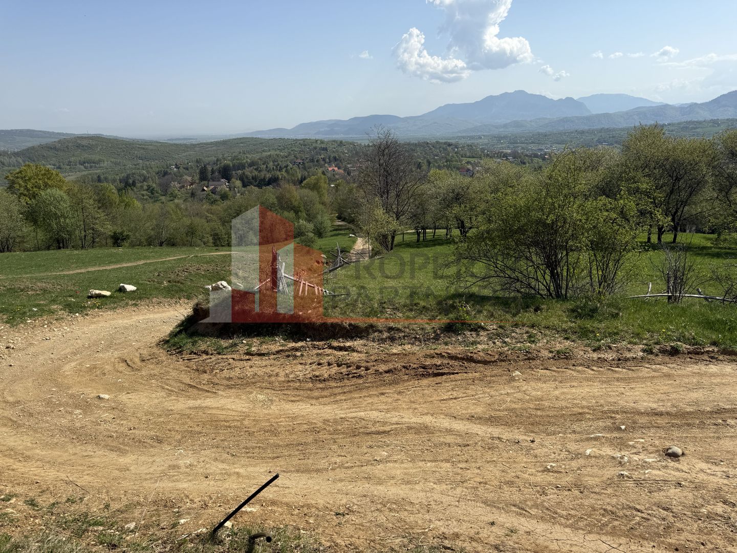 Terenuri Bran - Predelut  Priveliște către Bucegi și Postăvaru - Poză 4