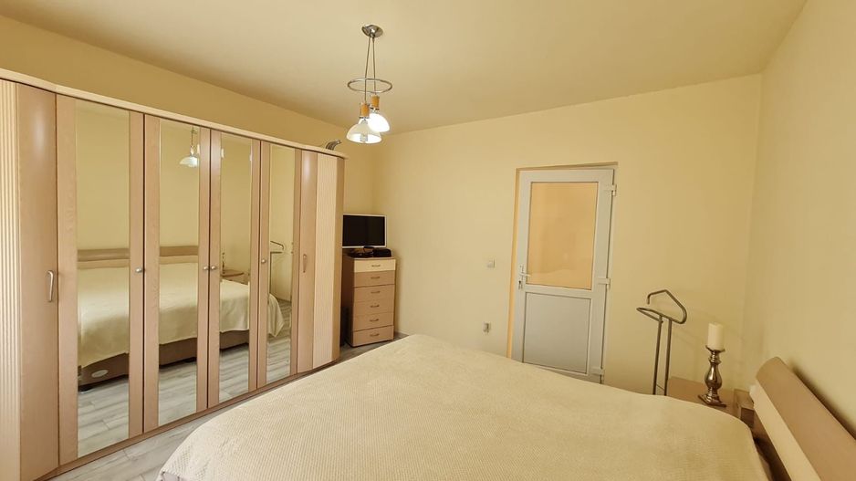 Casă cu teren generos pretabila pentru afacere - Poză 3