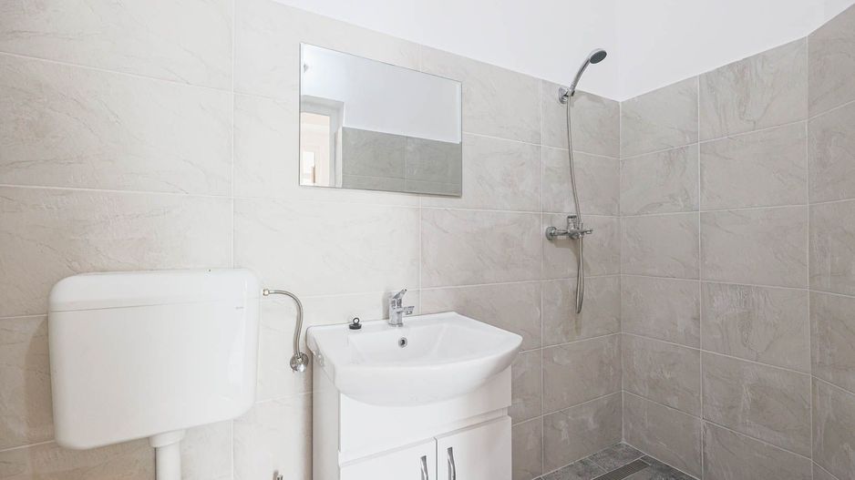 Locație excelentă: Spațiu comercial  Reprezentanță sau Închiriere. - Poză 11