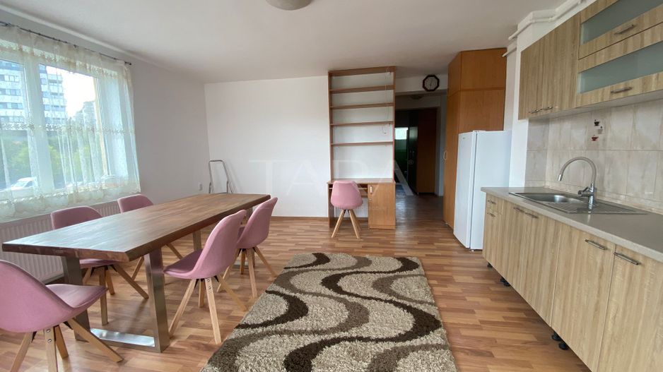 Închiriere apartament 3 camere -  zona Petrom - Poză 1
