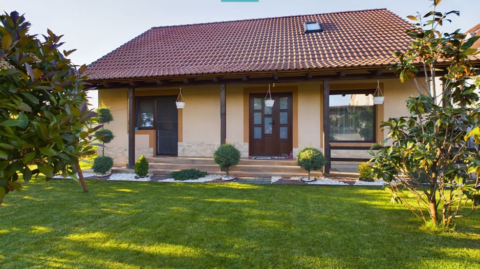 Vilă cu mansardă în Bujac - Poză 1