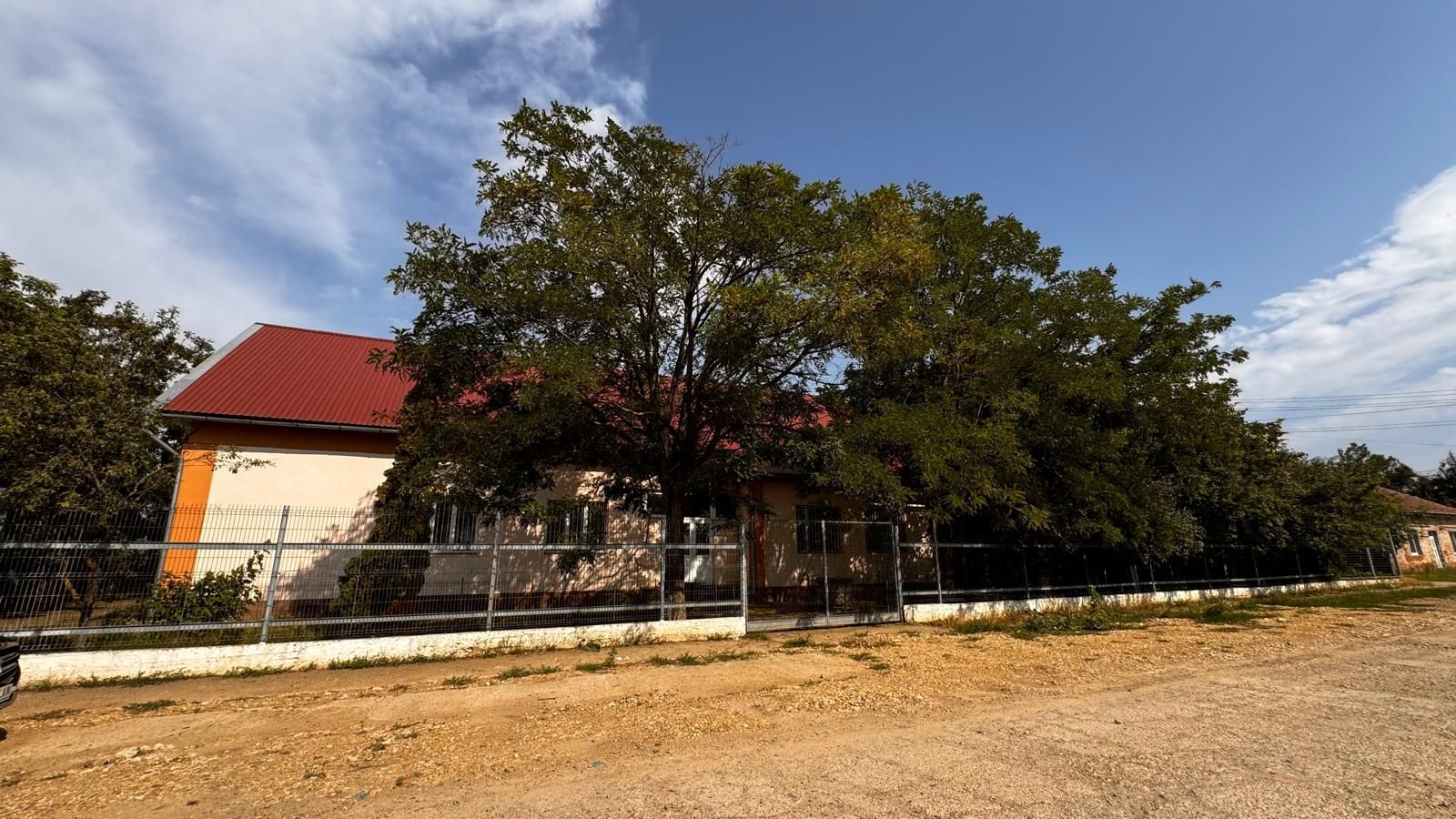 Complex de clădiri administrative – Livada, 310.000 E. Comision 0. - Poză 3
