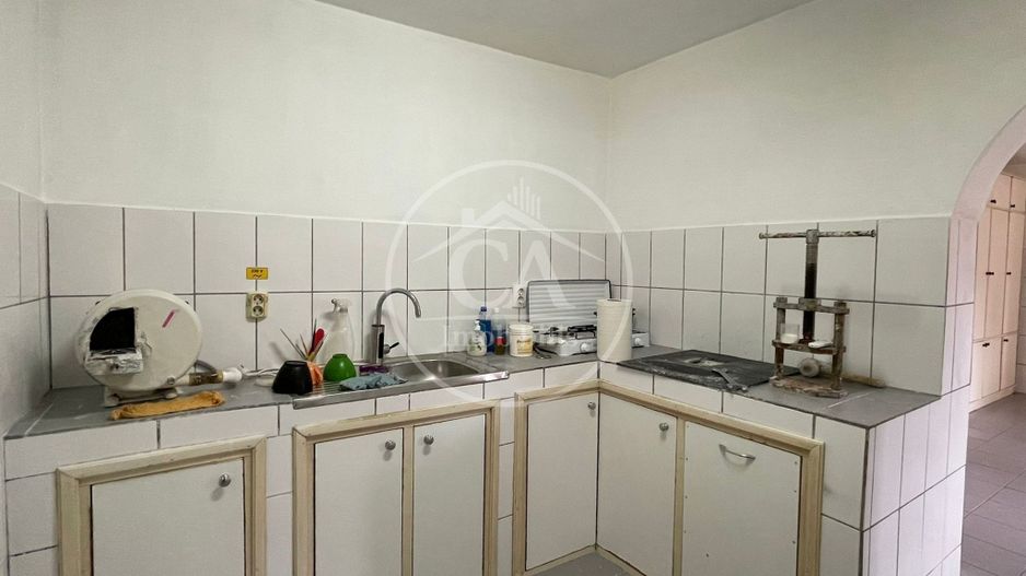 Casa de vânzare cu 8 camere de tip P+E+M in zona Rogerius, Oradea - Poză 8