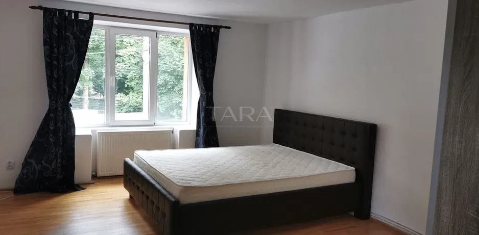 Casă / Vilă cu 4 camere de vânzare în zona Centru - Poză 4