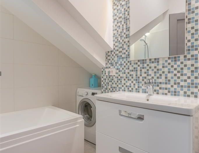 Locuință de 71 mp renovată integral și complet utilată, în casă - Poză 11