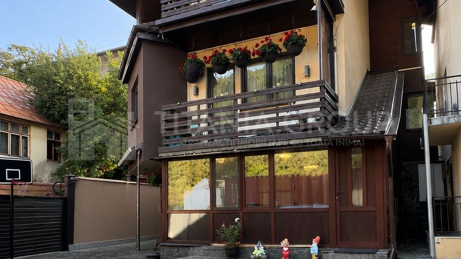 Vilă elegantă în Sinaia pe Calea Prahovei - Poză 1