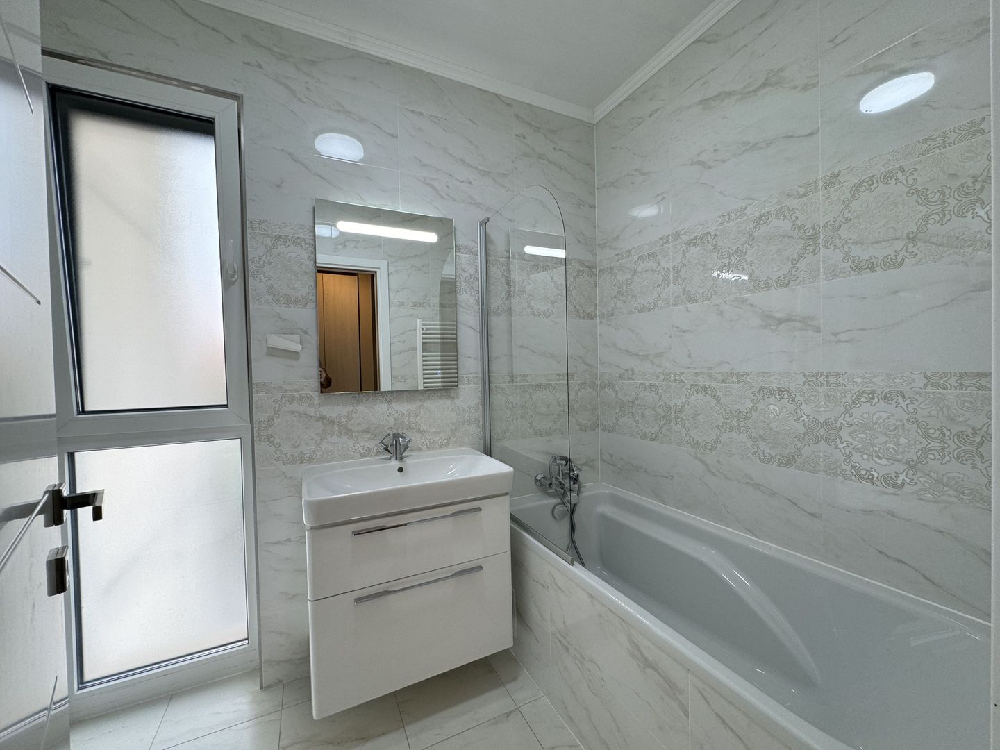 Apartament cu 2 camere mobilat si utilat de lux - Poză 8