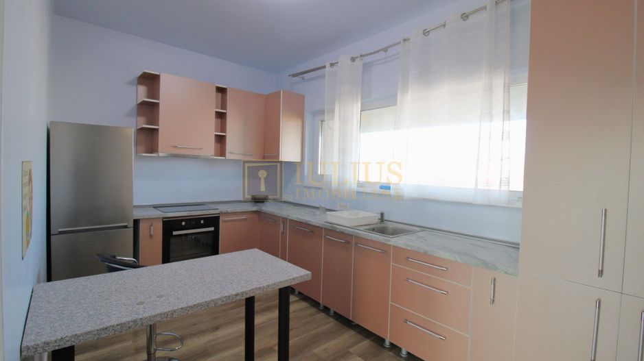 Casa cu 3 camere, locuri de  parcare, curte - Poză 11