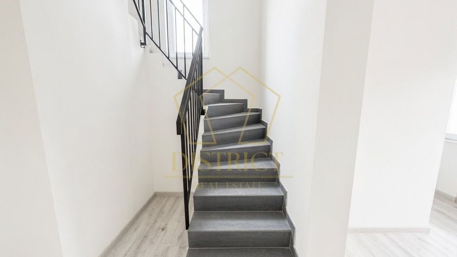 Duplex despartit prin camera tehnica, 5 camere, asfalt | Giarmata Vii - Poză 2