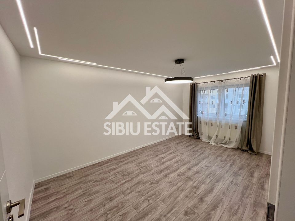 Apartament 4 camere renovat, 79 mp cu logie, Vasile Aaron, Sibiu - Poză 1
