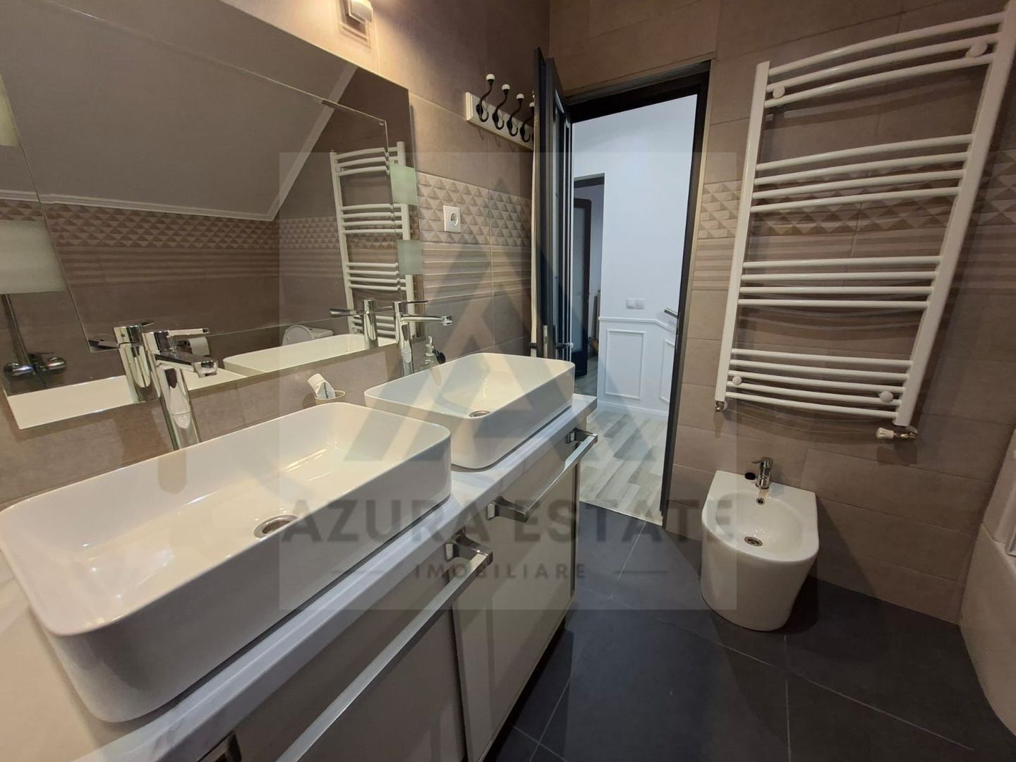 Casa individuala echipata premium cu 4 camere si 2 bai in Cristian - Poză 20