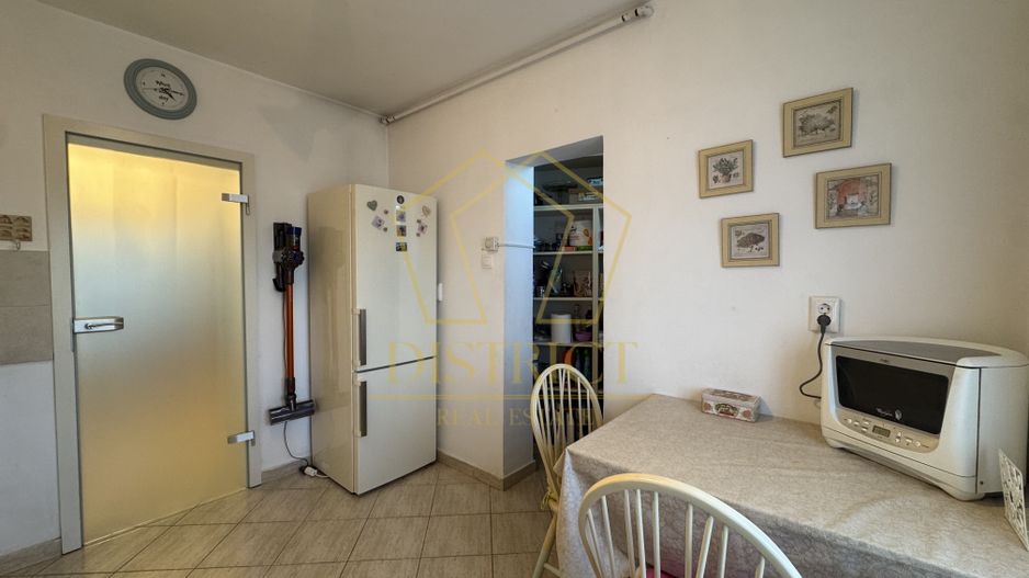 Apartament spatios cu 4 camere si garaj | Spitalul Judetean - Poză 16