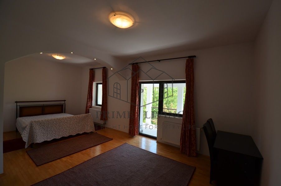 Vilă splendidă cu grădină extinsă și facilități moderne - Poză 8