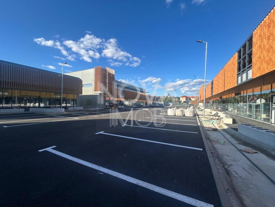 Spatiu comercial de inchiriat - Central, Cisnadie - de la 100 mp - Poză 1