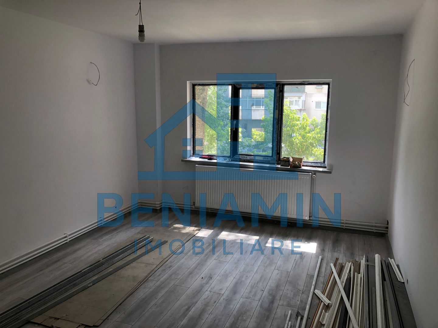 Apartament 4 camere decomandat centrala 83mp renovat etaj 1 Craiovita - Poză 1