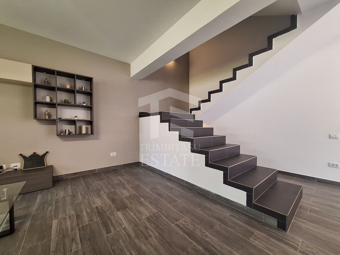 Duplex 4 cam 3 bai parcare&curte Prelungirea Ghence str. Maracineni - Poză 2