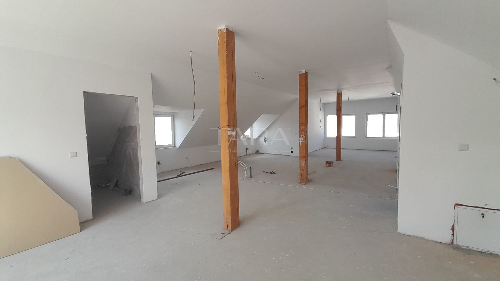 Vanzare apartament cu 4 camere in Apahida - Poză 1