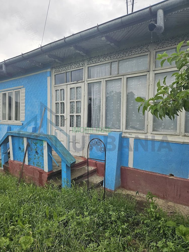 Casă bătrânească de vânzare în Costuleni – 4 camere, beci, fântână, teren 2700 mp - Poză 3