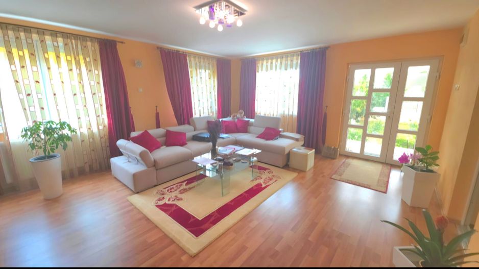 Casa langa Blue Sky cu panouri solare, garaj si terasa mare - Poză 2