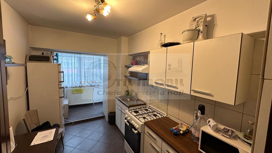 Apartament cu 2 camere, decomandat, 70 mp , etaj 1, zona Podu de Fier - Poză 4
