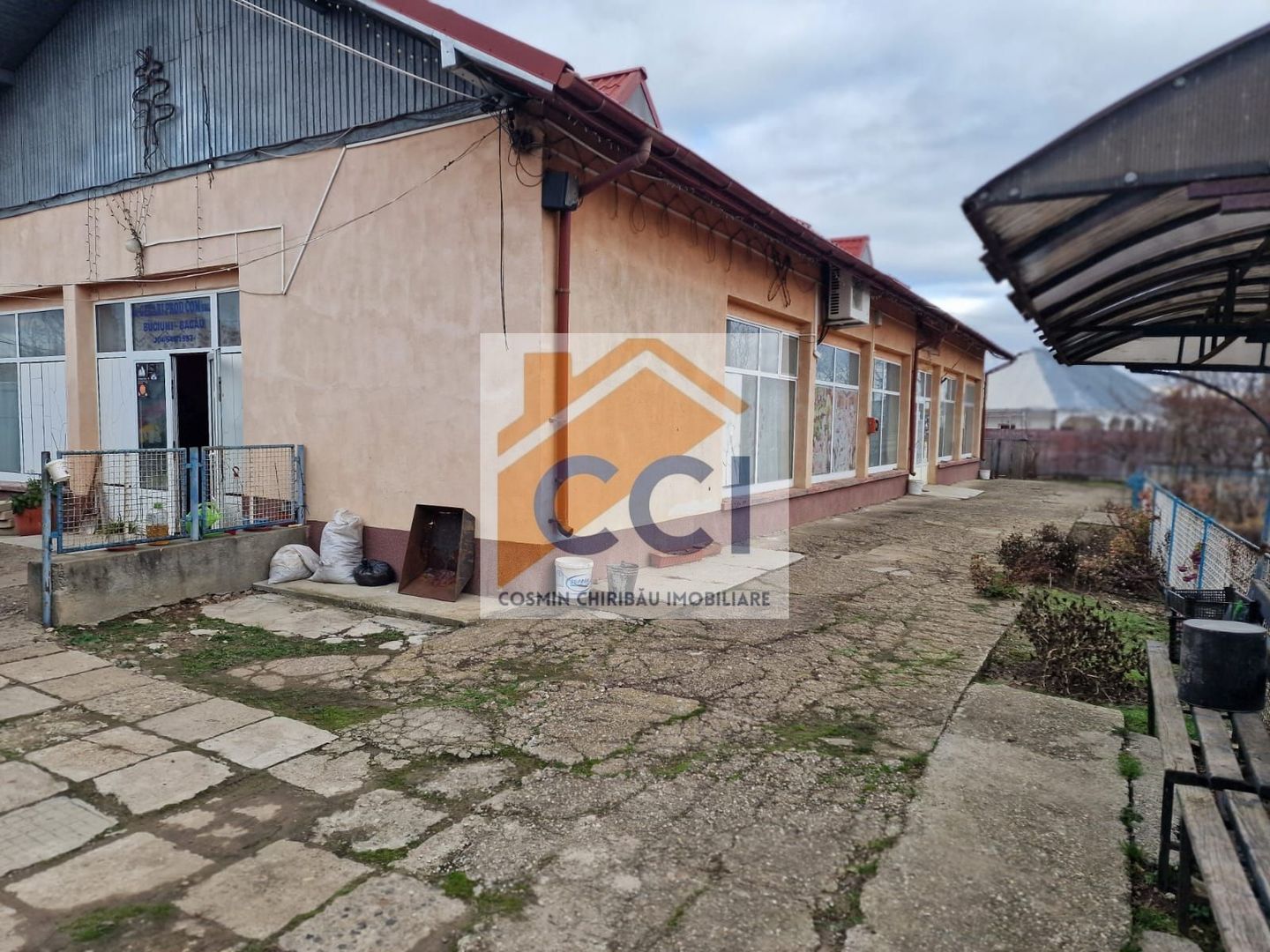 Se oferă spre vânzare / închiriere clădire cu spațiu comercial - Poză 12