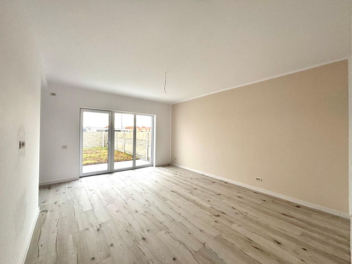 Duplex  modern pe parter cu 4 camere, Sacalaz - Poză 1