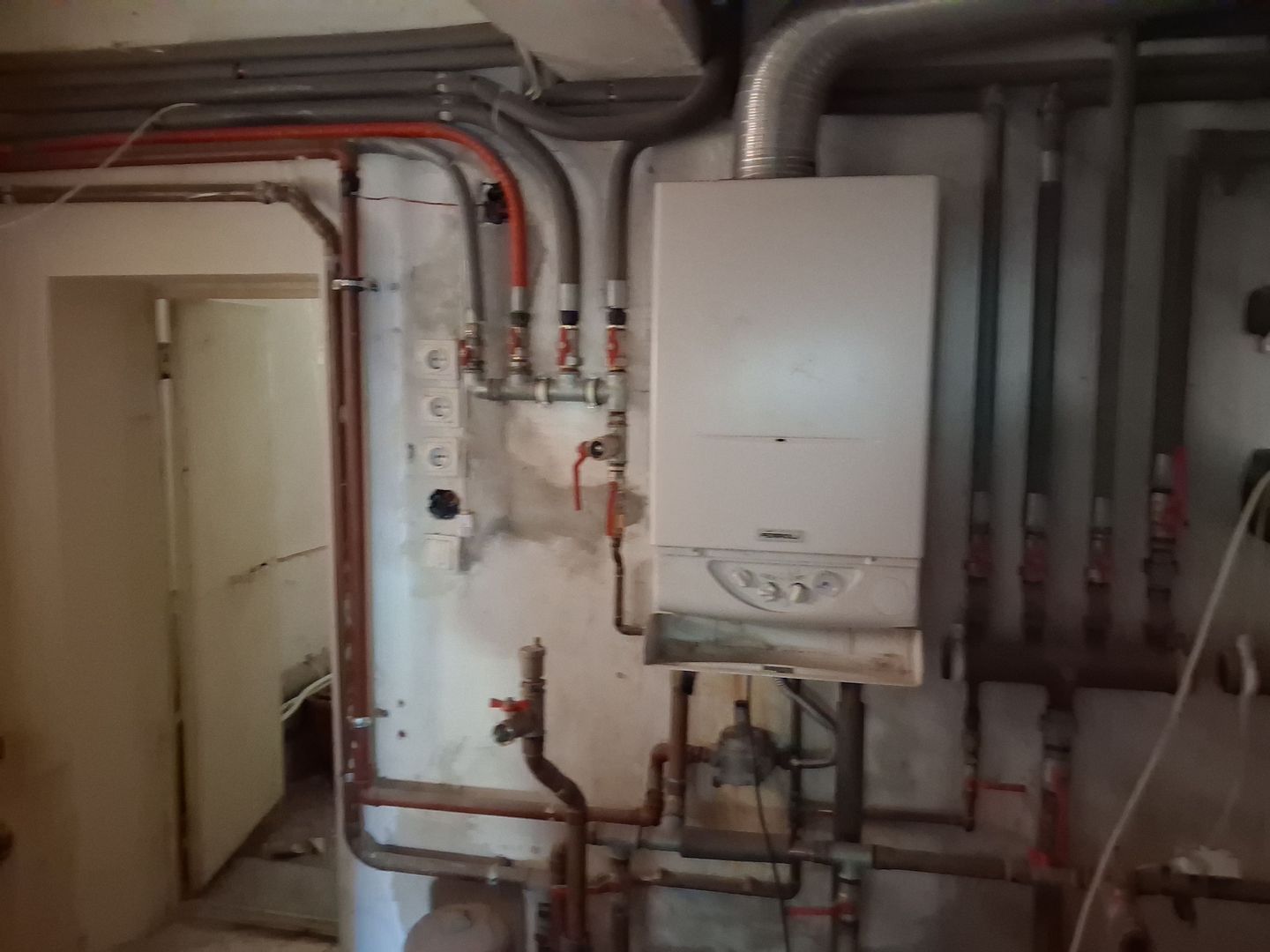 Casa RENOVATA partial 8 cam 6 ari 550mp garaj ANA IPATESCU. - Poză 32