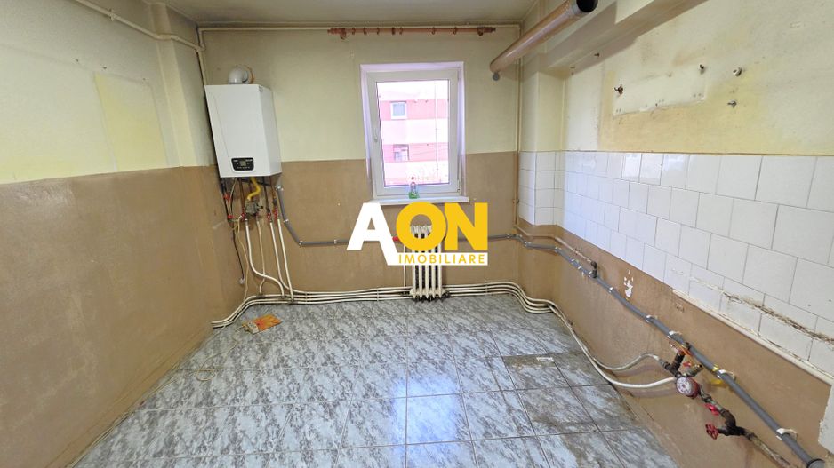Apartament 4 camere, etaj 1, cu garaj si boxa, zona Scolii M. Eminescu - Poză 1