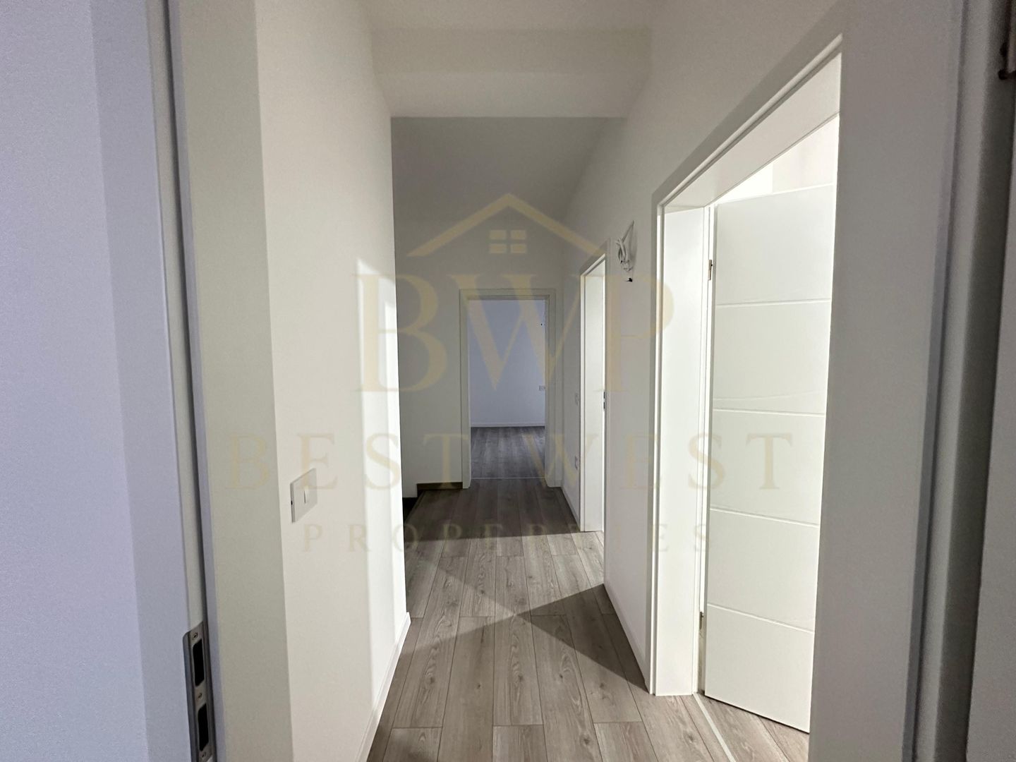 Duplex 1/2, 4 camere, 3 băi, la strada principală Mosnita Veche - Poză 14
