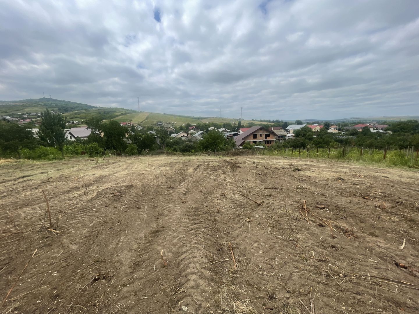 Iasi - Tomesti 3600mp intravilan intre case zona linistita + utilități - Poză 4