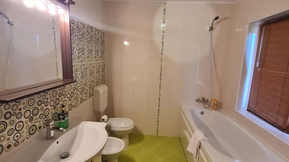 Vila spațioasă și recent renovată în Ghiroda! - Poză 15