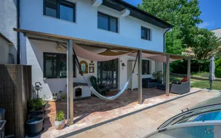 Vilă de arhitectură cu piscină, garaje și teren de 800 mp - Poză 49